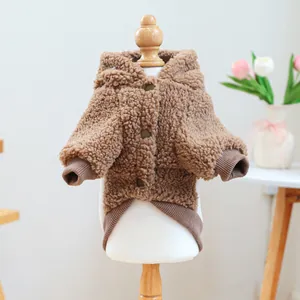 Détail d'un sweat à capuche pour animal en polaire marron avec boutons et poignets