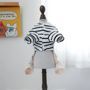 Detalle de mono para mascota con rayas blancas y negras y botones funcionales detrás