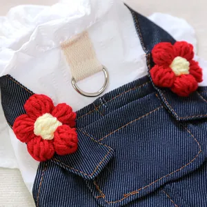 Détail de robe pour chien avec volants blancs, tissu denim et fleurs faites à la main