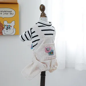 Detalle de camiseta a rayas para perro y peto de pana beige con bolsillos de parche
