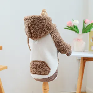 Détail d'un sweat à capuche bicolore pour animaux avec poignets côtelés marron sur mannequin