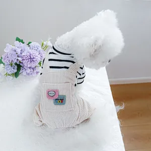 Detalle de la camiseta a rayas para perro y peto de pana beige con parches monos