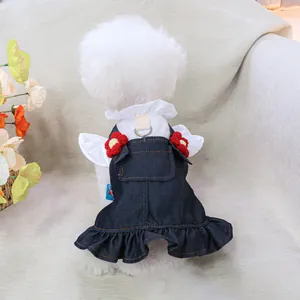 Détail d'une robe en jean pour chien avec fleurs, volants et anneau en D en métal