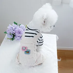 Conjunto de perro con suéter de rayas y peto de pana con bordado de oso para mascotas