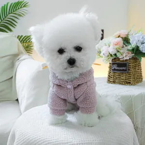 Détail d'un sweat à capuche rose en laine d'agneau avec boutons pour chiens et chats