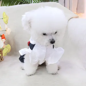 Détail d'une chemise pour chien avec texture coton, manches volantées et dos en jean