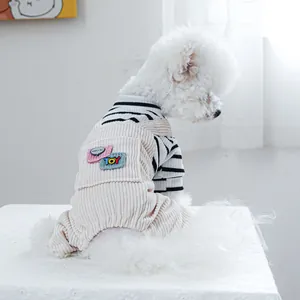 Detalle del mono para perro en pana blanca con bordado HELLO colorido y parche de moda