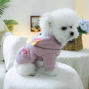 Détail du sweat à capuche pour chien en polaire rose avec capuche motif dessin animé