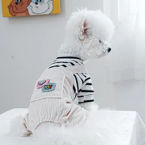 Detalle del peto para perro con bordado 'HELLO!' en bolsillo de pana beige