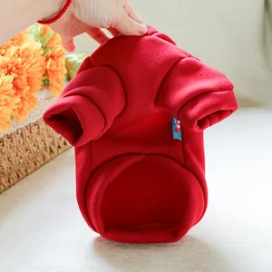 Detail des roten Hunde-Hoodies mit weicher Baumwolltextur und gerippten Bündchen