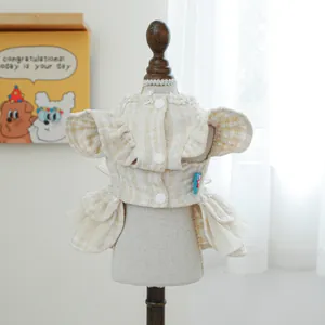 Dettaglio di un vestito in tweed per animali con maniche a volant e gonna in tulle morbido