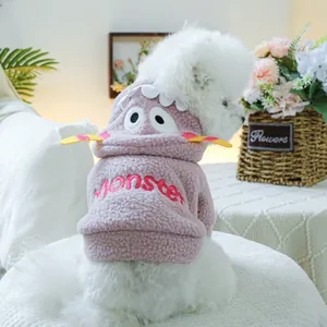 Détail d'un sweat à capuche rose en laine d'agneau pour chien avec design monstre