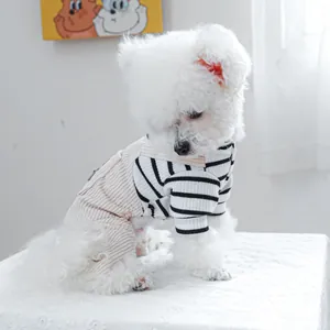 Detalle de overol para perro con camisa a rayas y pana beige para mascotas pequeñas
