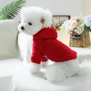Detail eines roten Hunde-Hoodies an weißem Hund mit weichem Baumwollstoff und Kapuze