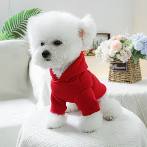 Detail eines roten Hunde-Hoodies mit gerippten Bündchen und weichem Baumwollstoff