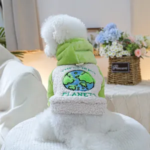 Détail du sweat à capuche pour chien en polaire verte avec broderie 'Planet B' au dos