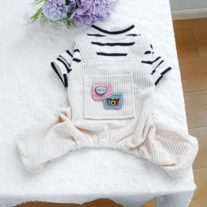 Detalle de ropa para perro con camiseta a rayas y peto de pana con parches