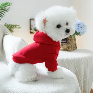 Detail des roten Haustier-Hoodies mit warmem Fleece-Stoff und Rippbündchen an einem Hund