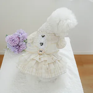 Dettaglio del vestito per cani in tweed crema con grande fiocco in tulle e perle