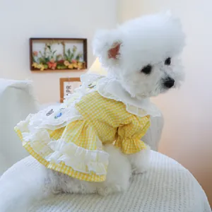 Détail de robe pour chien à carreaux jaunes avec dentelle, broderie et anneau en D