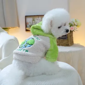 Détail du sweat à capuche pour animaux avec broderie terre et texte Planet B sur polaire