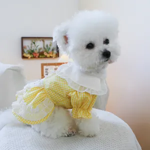 Détail de la robe pour chien à carreaux jaunes avec col à volants et dentelle fine