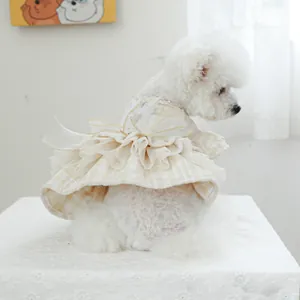 Dettaglio di un lussuoso abito per cani con grande fiocco in organza e gonna in pizzo