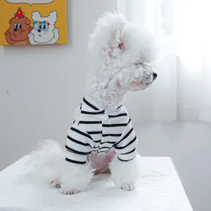 Mono para perro a rayas blancas y negras en tela acanalada con detalle de botón adorno