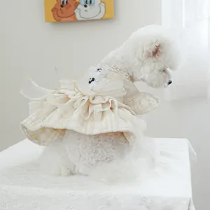 Dettaglio dell'elegante vestito in tweed per animali con fiocco e gonna in pizzo