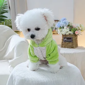 Détail d'un sweat à capuche dinosaure en peluche vert et blanc pour petit chien