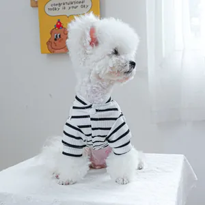 Detalle de camiseta para perro a rayas blancas y negras con botón y puños elásticos
