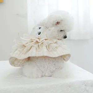 Dettaglio dell'abito in tweed per animali con pizzo raffinato e accenti di perle e strass