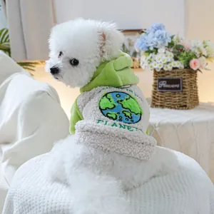 Détail d'un sweat à capuche chaud en laine pour animal avec broderie Planet