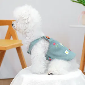 Détail du gilet en jean bleu clair pour chien avec broderie marguerite et fleurs rouges