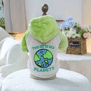 Détail d'un sweat pour animaux en laine d'agneau avec broderie Planet B et anneau D