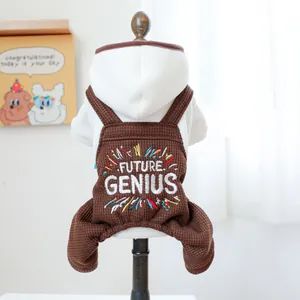 Detail van hondenoverall met Future Genius borduursel en wafelstructuur textiel