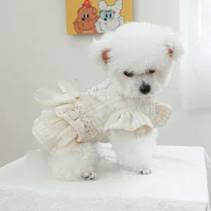 Dettaglio dell'elegante abito in tweed per animali con pizzo e grande fiocco in rete
