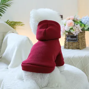 Detailansicht eines weinroten Haustier-Kapuzenpullovers aus weichem Fleece mit Kapuze Design