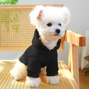 Detail eines Hunde-Hoodies aus schwarzem Baumwollstrick mit elastischen Rippbündchen
