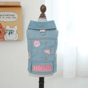 Hellblaue Hunde-Jeansweste mit Howdy-Pailletten und D-Ring zur Leinenbefestigung