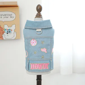 Detail der hellblauen Hunde-Jeansweste mit Disco-Stickerei und Howdy-Schriftzug