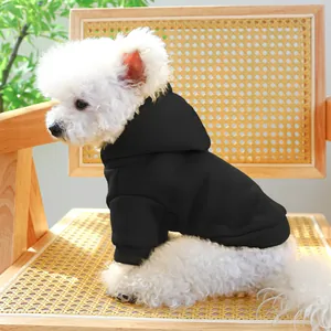 Detail eines schwarzen Haustier-Hoodies auf einem weißen Hund zeigt Strickstoff