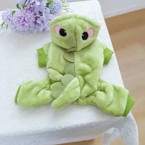 Dettaglio tutina per cani a forma di dinosauro verde con morbide scaglie in peluche