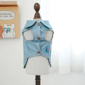 Detail der hellblauen Haustier-Jeansweste mit Vintage-Knöpfen und Revers-Design