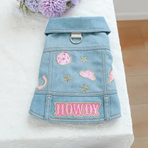 Detail der hellblauen Denim-Haustierweste mit HOWDY-Stickerei und Metall-D-Ring für Leinen