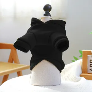 Detailansicht eines schwarzen Hunde-Hoodies aus dickem Baumwollstoff mit Rippbündchen