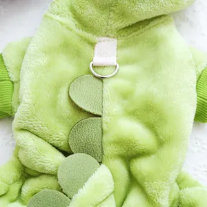 Dettaglio di vestiti per animali dinosauro verde con morbido peluche e anello a D