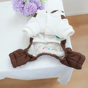 Detail van warme jumpsuit voor huisdieren met zachte lamswol voering en drukknopen