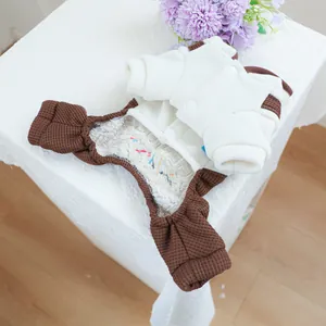Detail van fleece vest en wafelgebreide huisdierbroek met geborduurd nummer 59