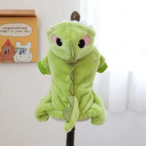Dettaglio del costume in peluche con tessuto verde, pinne di dinosauro e anello a D in metallo
